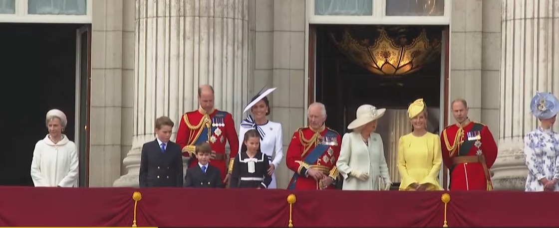 Crowds erupted today as the Royals stepped onto the balcony this afternoon