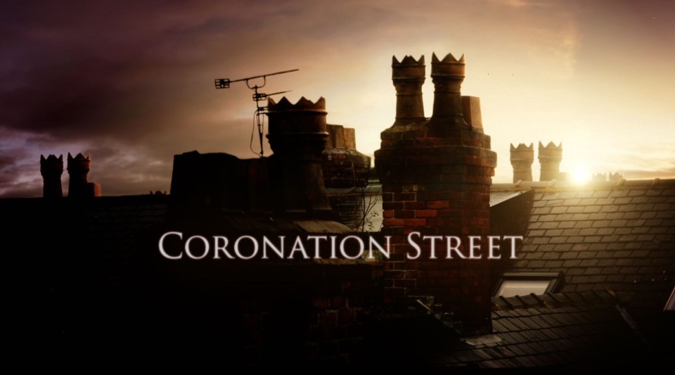 A Coronation Street star has proposed to his girlfriend in romantic snaps - and is world's away from the cobbles villain he plays