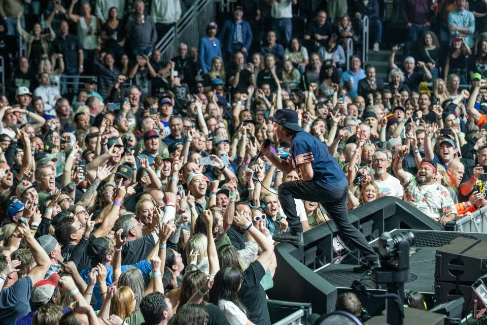 Singer Eddie Vedder apparently struggled with his voice on Tuesday night