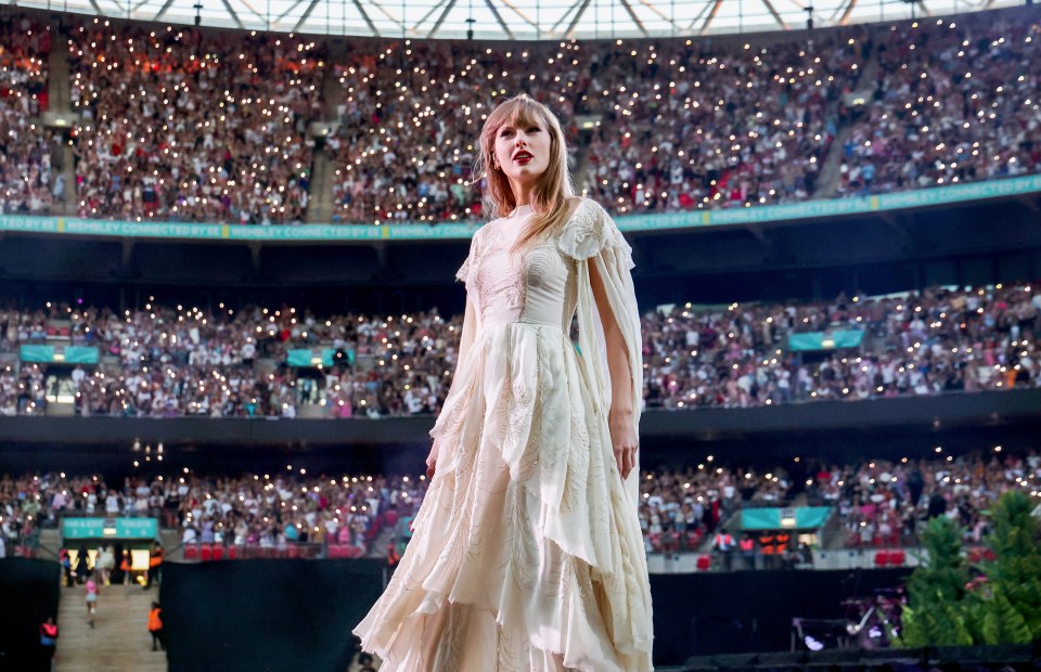 Holly revealed that she has “never dealt with such nasty people” than the fans at Taylor’s concert