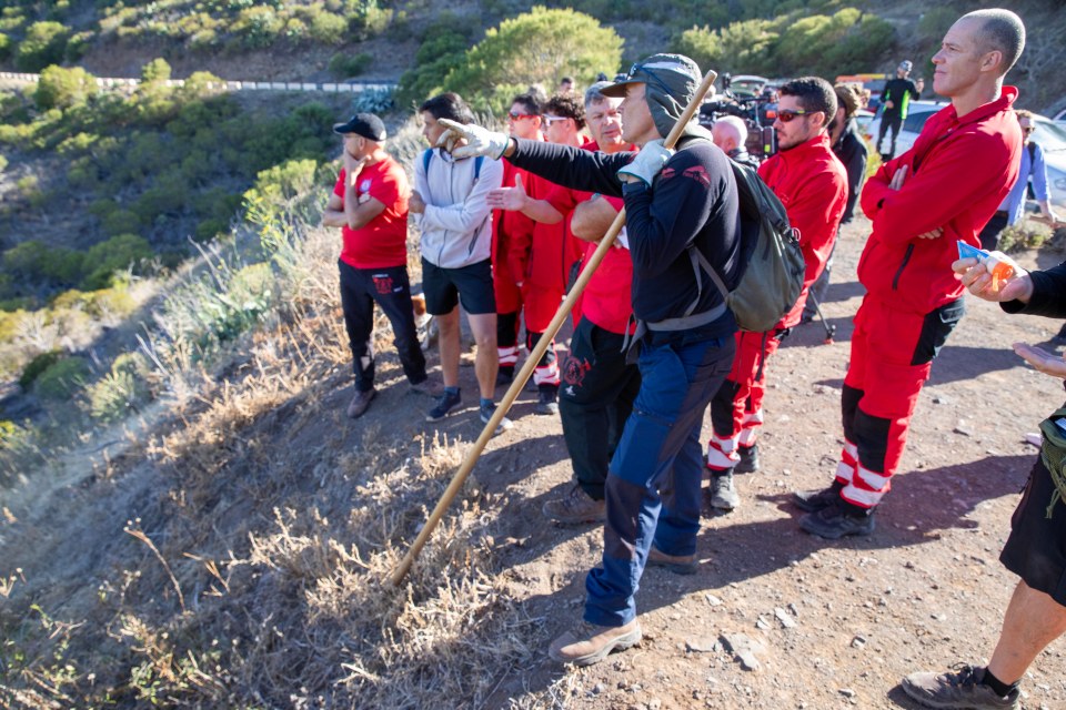 Several police vehicles from the Guardia Civil mountain division, Bomberos and AEA arrived at the top of the mountains this morning