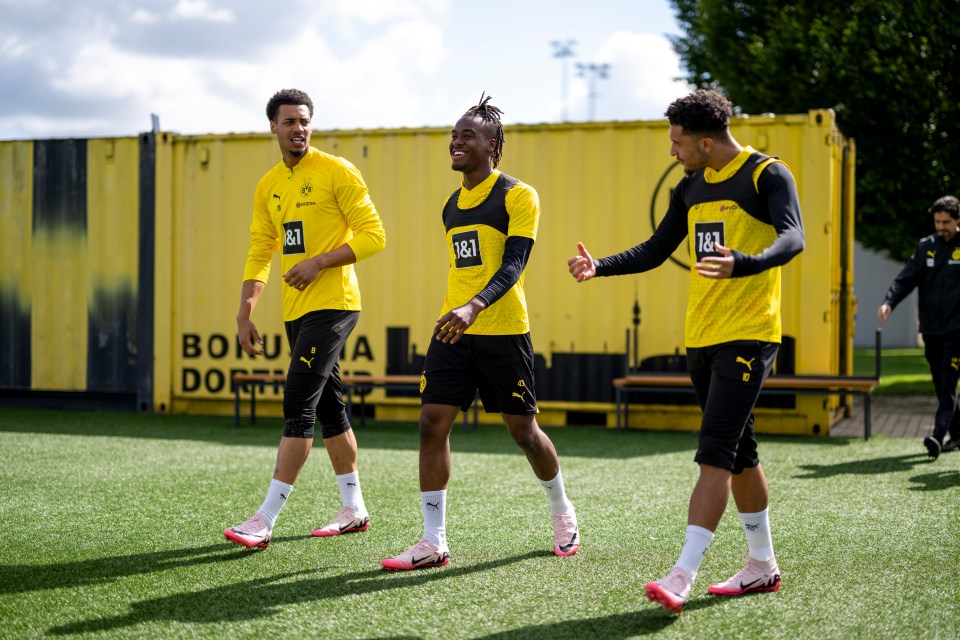 Felix Nmecha, Jamie Bynoe-Gittens and Jadon Sancho prepare for the game