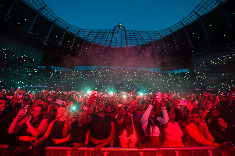 Fans claim tickets to the Tottenham Hotspur Stadium show were being sold for £10