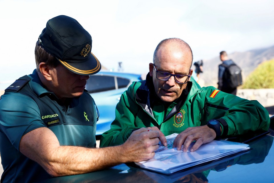 a man in a green jacket with the word guardia on it