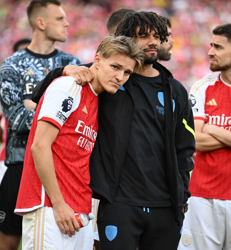 Mo Elneny consoles skipper Martin Odegaard over his title disappointment while suffering from a different type of pain himself