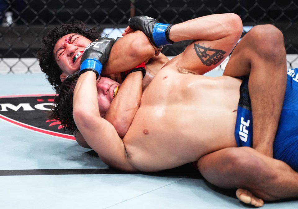 Rosas Jr. secured the win with a rear choke submission