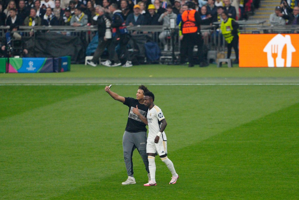 One pitch invader tried to take a selfie with Vinicius