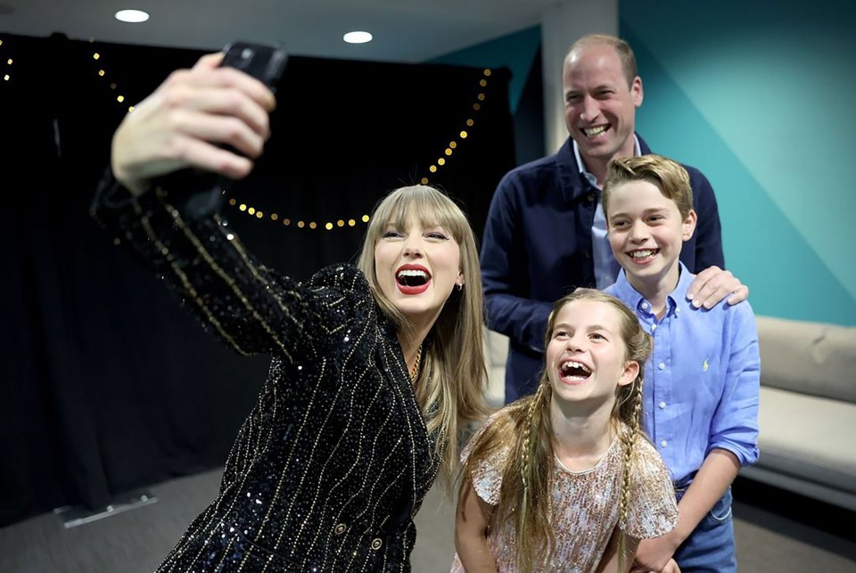 taylor swift takes a selfie with her family