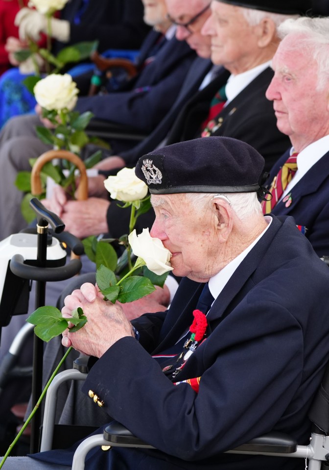 Veterans holding roses which they received from school children