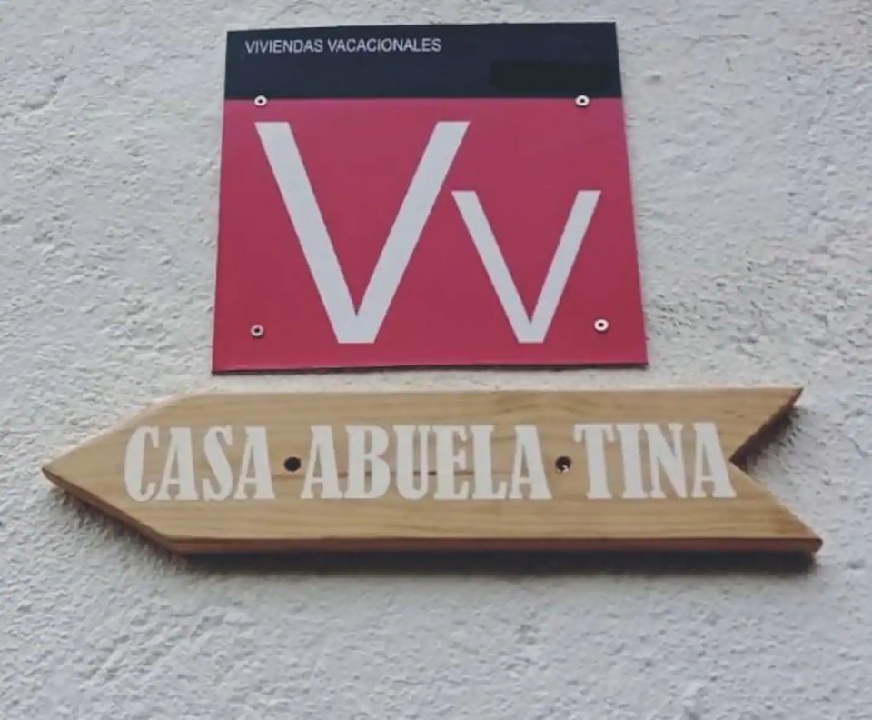 a wooden arrow pointing to casa abuela tina