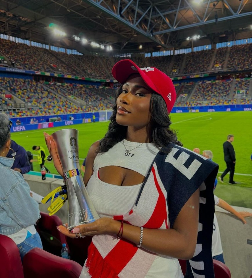 Tolami Benson poses with Saka's MOTM trophy and posts her support online