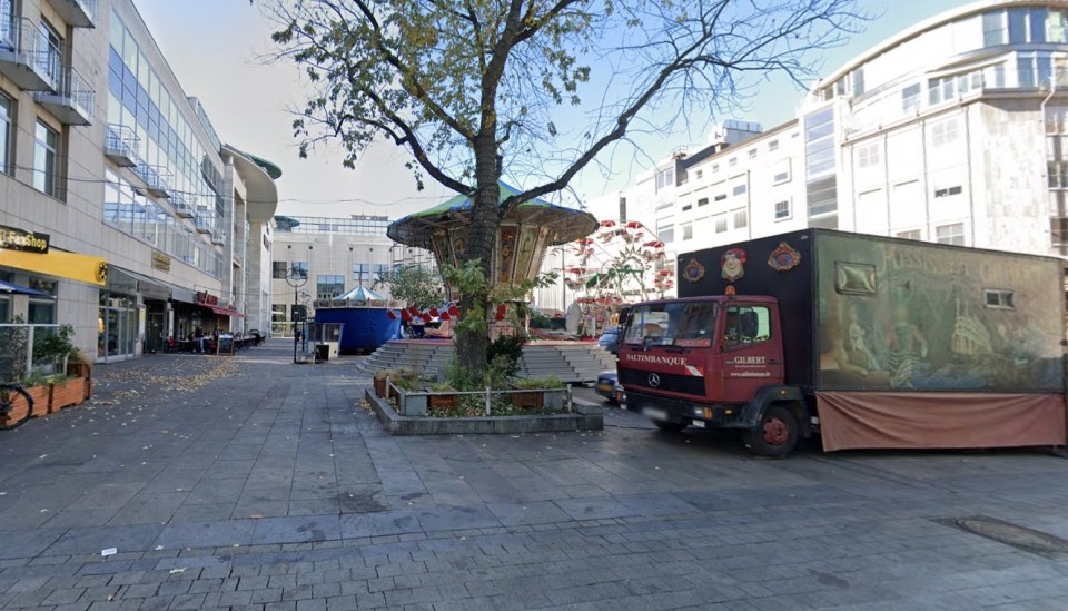 The video was filmed at Markt 6 - a square littered with bars 10 minutes from the BVB Stadion