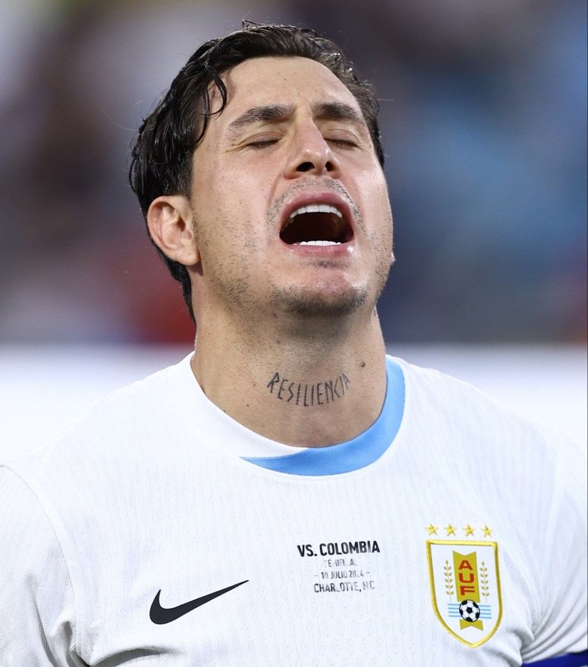 a man with a tattoo on his neck that says resiliencia