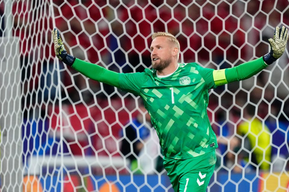 Kasper Schmeichel has completed a free transfer move to Celtic