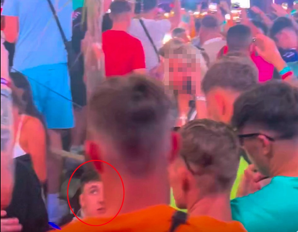 a blurry picture of a crowd with a red circle around a man 's head