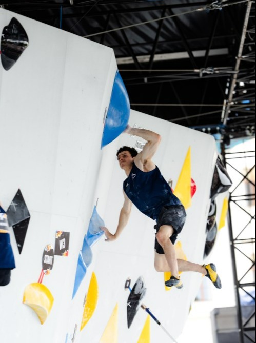 a man climbs a wall with a sign that says start on it