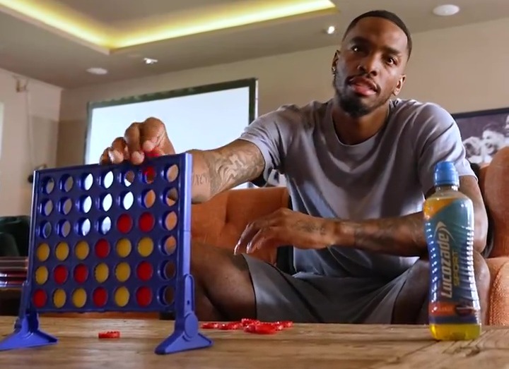 Toney played a no-look move in Connect Four