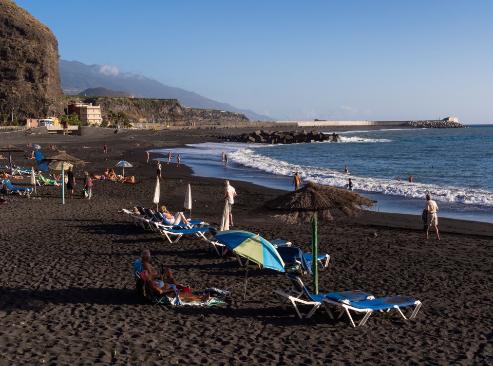 DWR9HT The dark black sand beach of Puerto de Tazacorte on the Canary Island of La Palma.