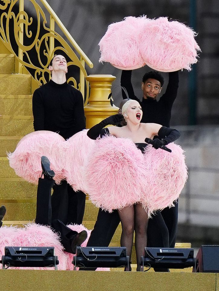 Lady Gaga put on a vocal masterclass with a French cabaret act