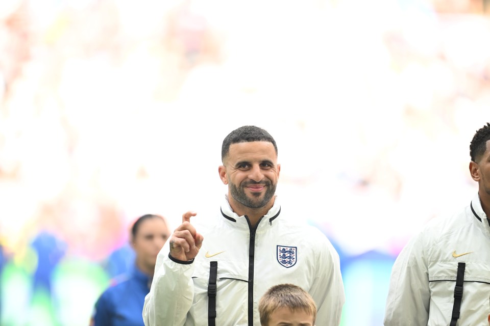 Kyle at the start of the match making an 'r' gesture, his children with Annie all have names beginning with r