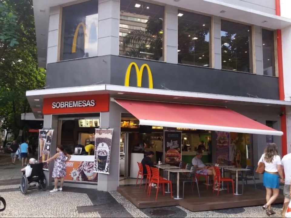 a mcdonald 's with a red awning that says sobremesas