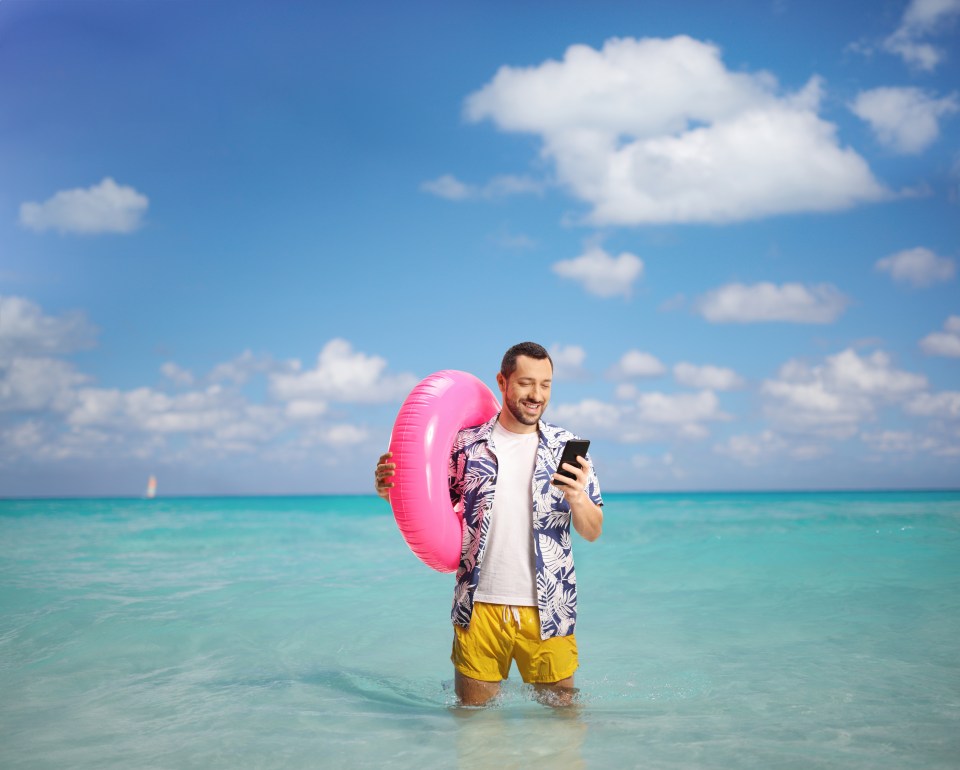 How to avoid a shock mobile bill this summer with our easy roaming tips