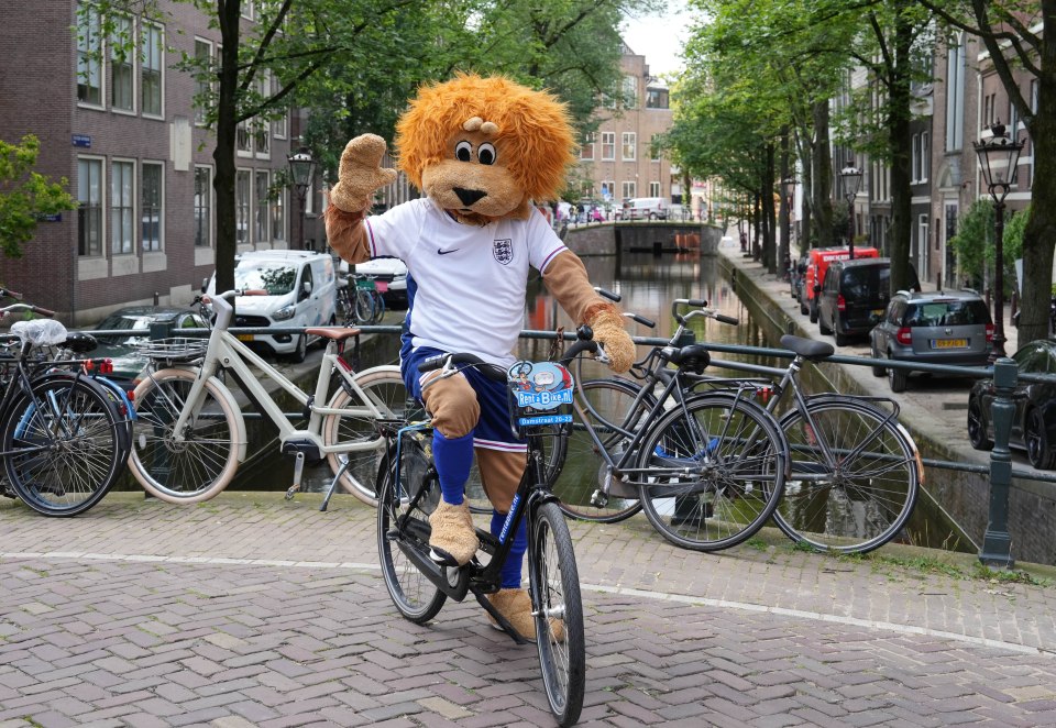 The mascot cycled through the Amsterdam city streets