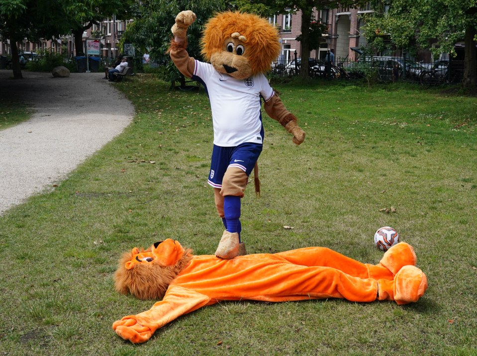 The Sun’s mascot Harry Mane was crowned King of the Jungle after beating the Dutch Lion ahead of tonight’s Euros semi