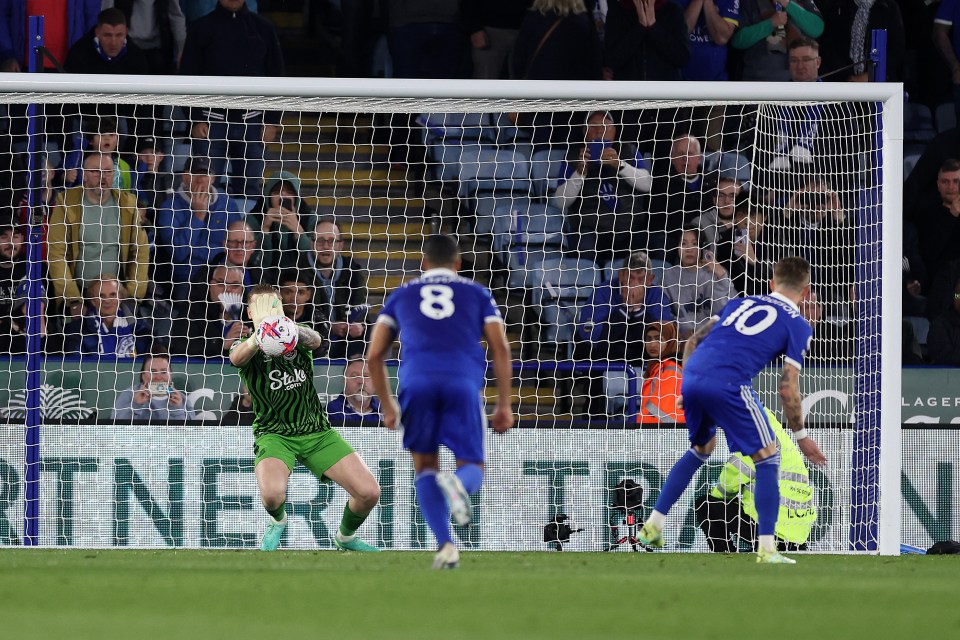 Often, Pickford adopts a mixed strategy – like when he stayed in the middle to save from James Maddison