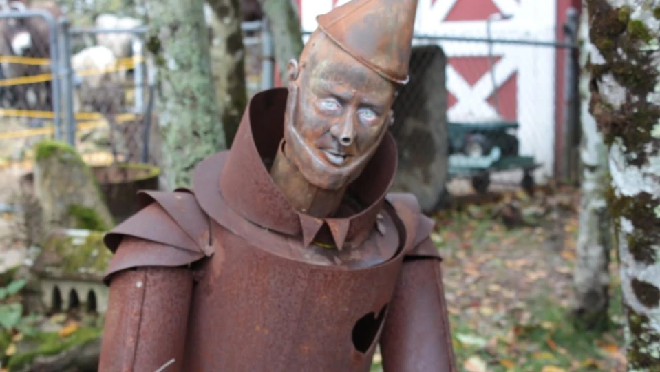 The Tin Man has seen better days as he’s now seen covered in rust