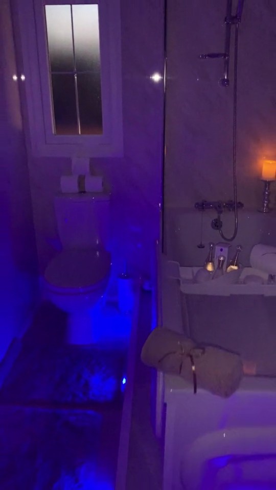 The bathroom looks incredible once the LED lights are on – and there’s even a special candle for the ultimate romantic setting