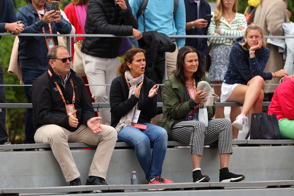 Tony Godsick, Mary Joe Fernandez and Pam Shriver cheer Nicholas on