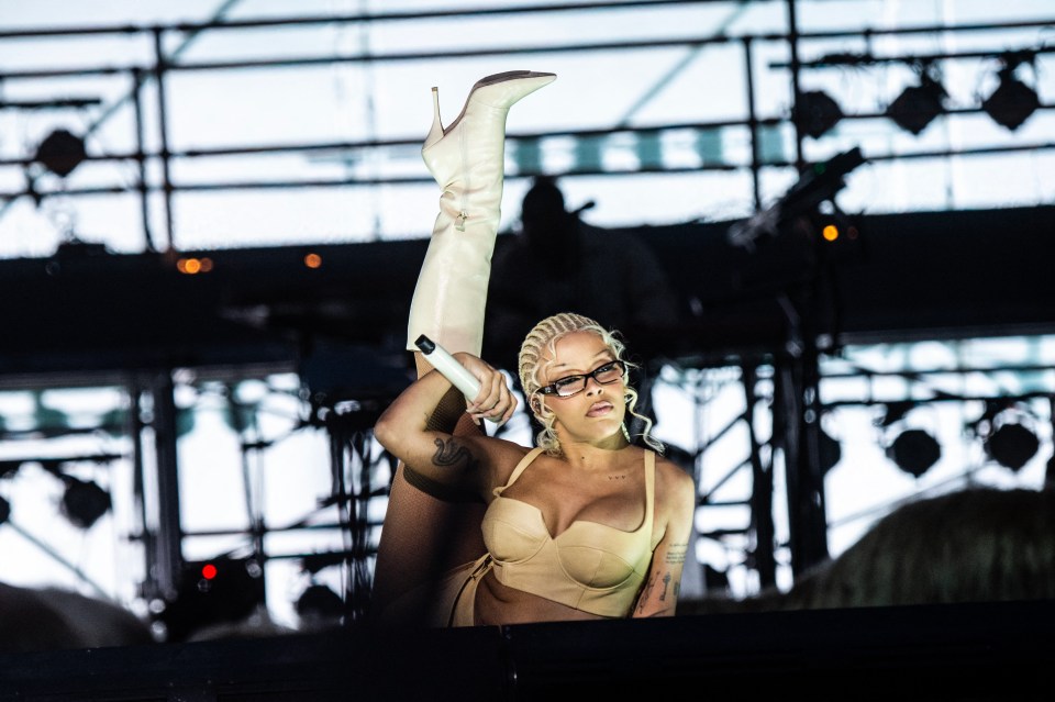 Doja Cat showed off her flexibility while performing at Roskilde music festival