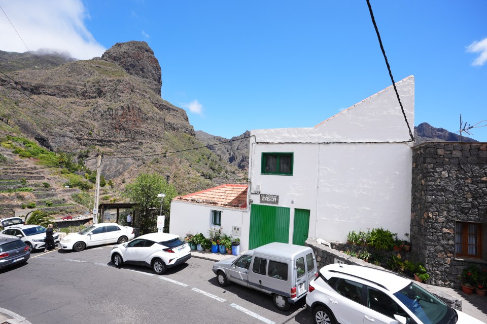 cars are parked in front of a building that has the word toscos on it