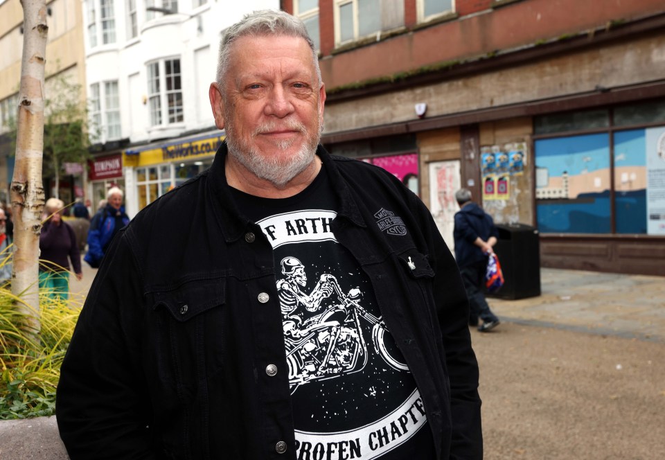 a man wearing a t-shirt that says proffen chapter