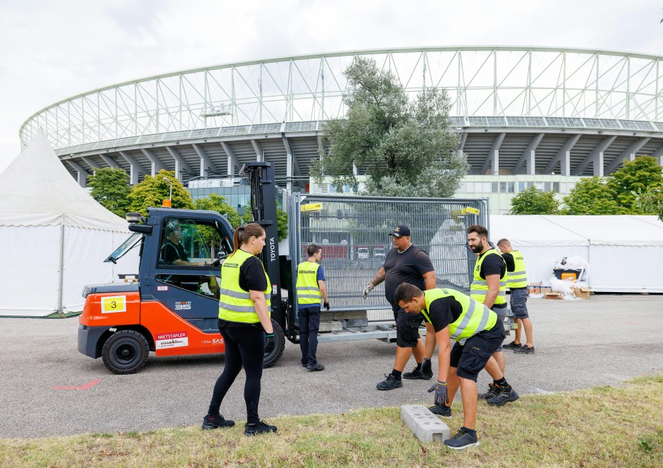 a toyota forklift is being loaded with a fence