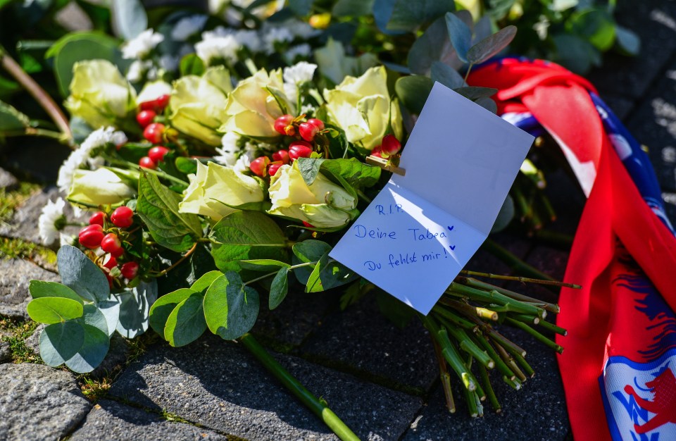 a bouquet of flowers with a note that says " du fehlt mir "