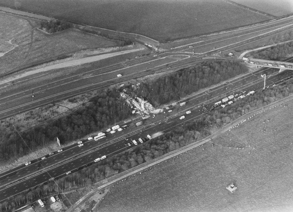 The plane smashed into the M1 in January 1989