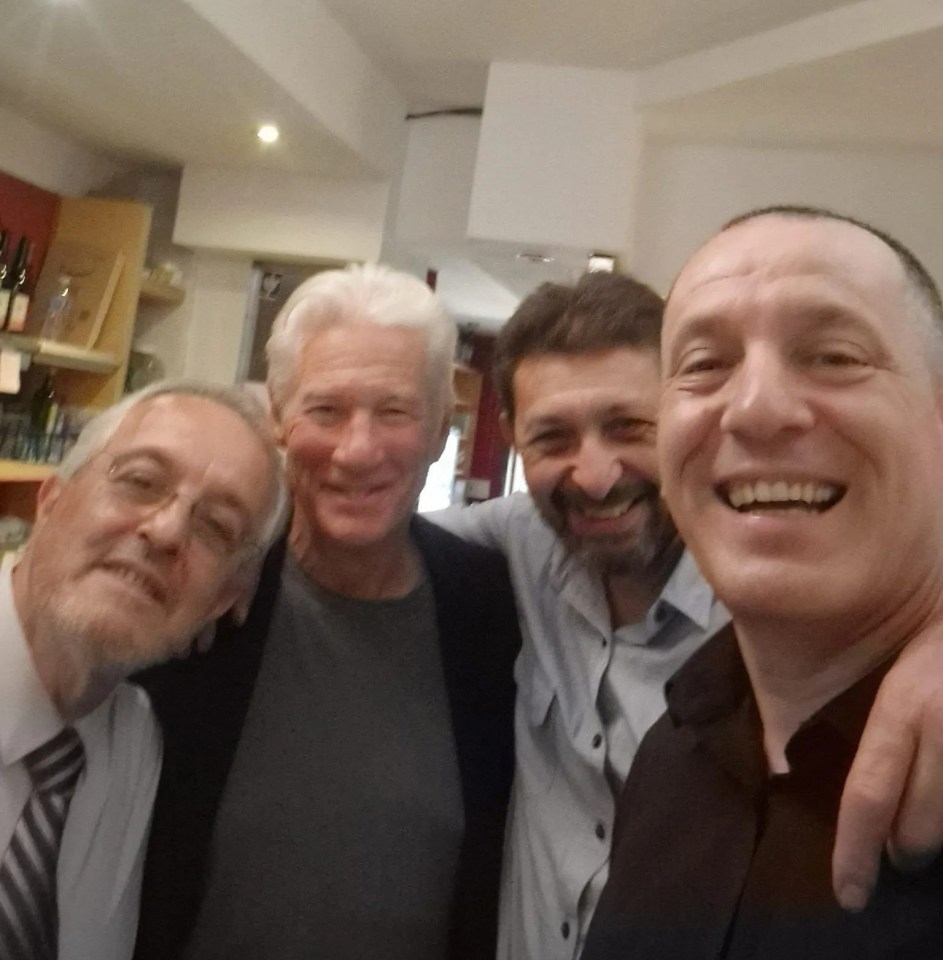 Richard Gere went to eat in a local restaurant