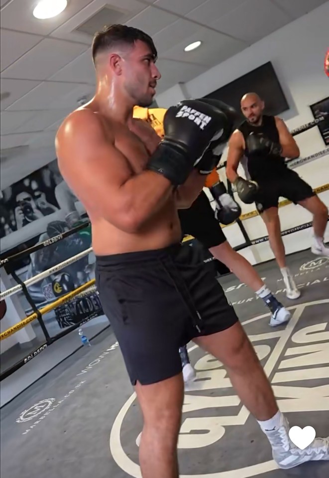 tommy fury is boxing in a gym with other men