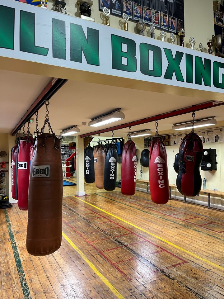 a boxing gym with a sign that says lin boxing