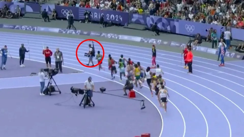 A cameraman almost collided with athletes during the men’s 5000m heats