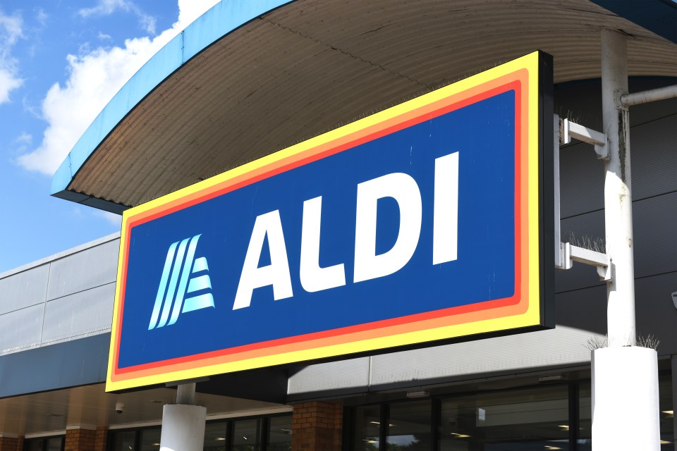 a blue and yellow sign that says aldi on it