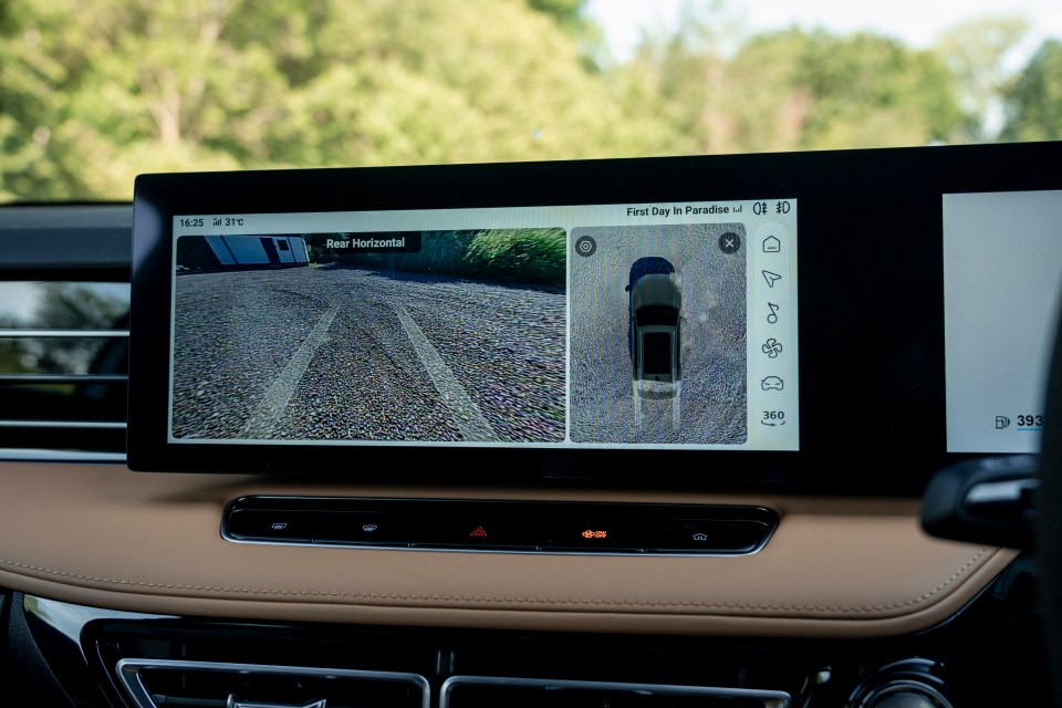 The MG HS interior view showing screen of cameras under the car