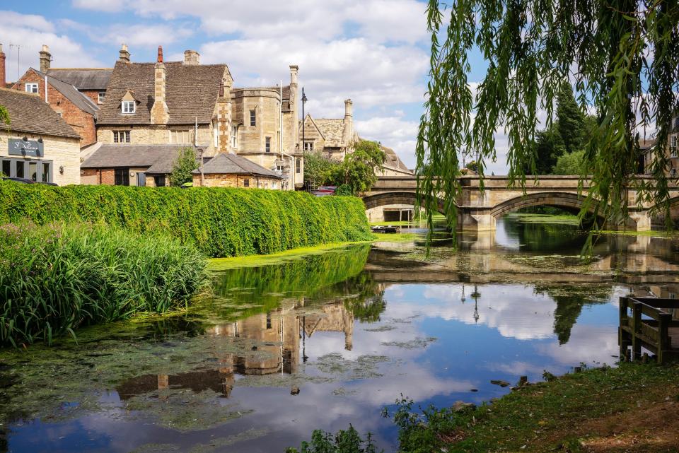 PXXW7M Edward Brownings (1845) three-arch bridge over the River Welland in historic Stamford, Lincolnshire, UK