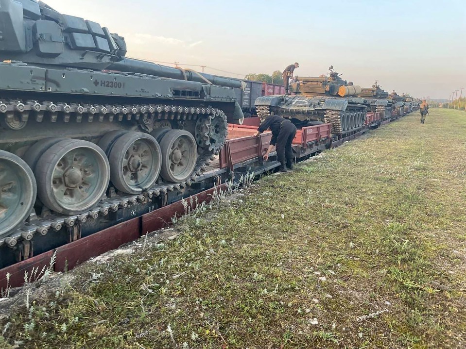 Tanks and heavy-duty ZIL trucks marked with Russian 'B' spotted in Belarusian border area