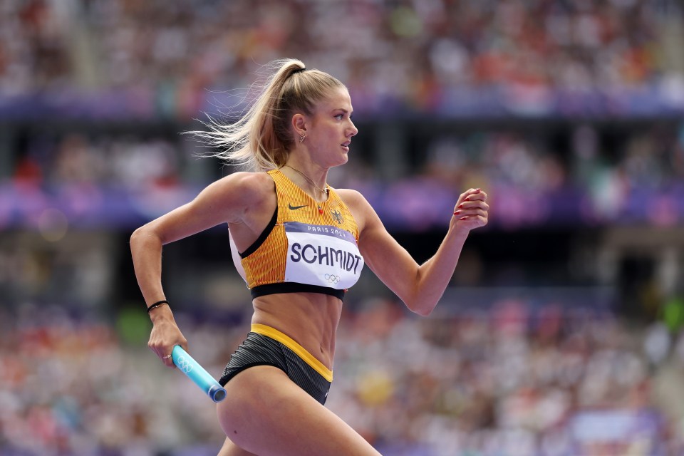 a female runner with the name schmidt on her shirt