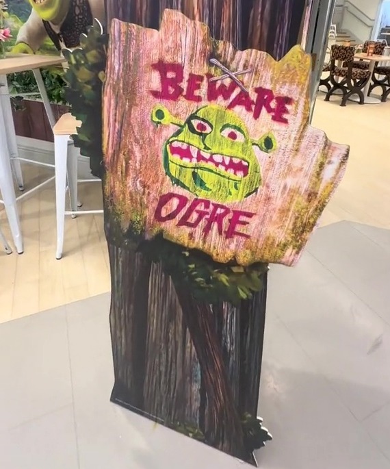 a shrek sign that says beware dare on it