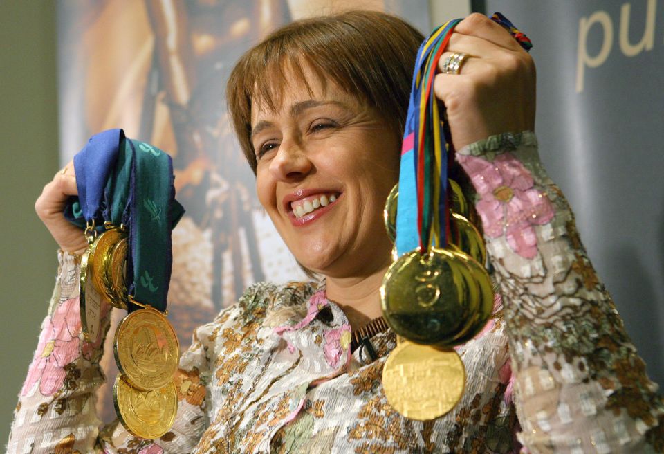 Dame Tanni Grey-Thompson holding her gold medals while announcing her retirement from international competition on February 28, 2007