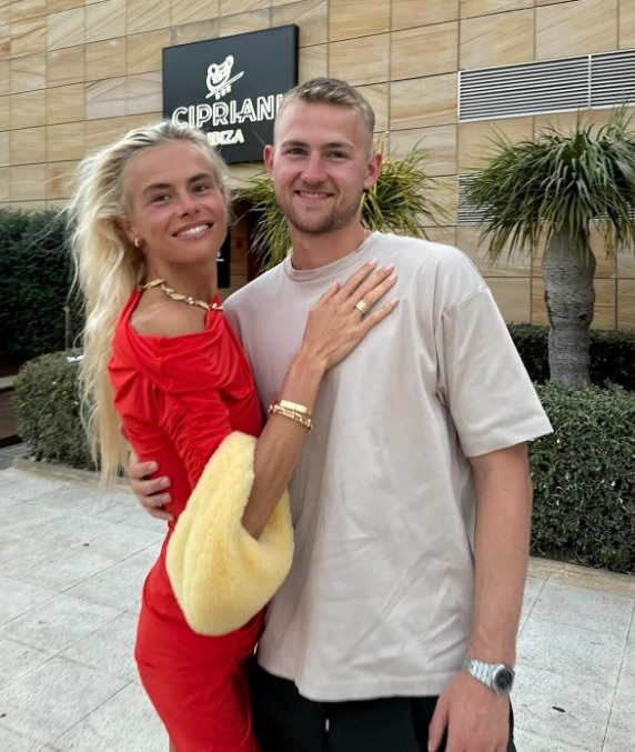 AnneKee poses with United's latest centre back Matthijs de Ligt